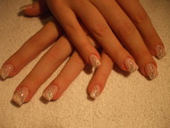 Zselés műköröm, lakk díszítéssel